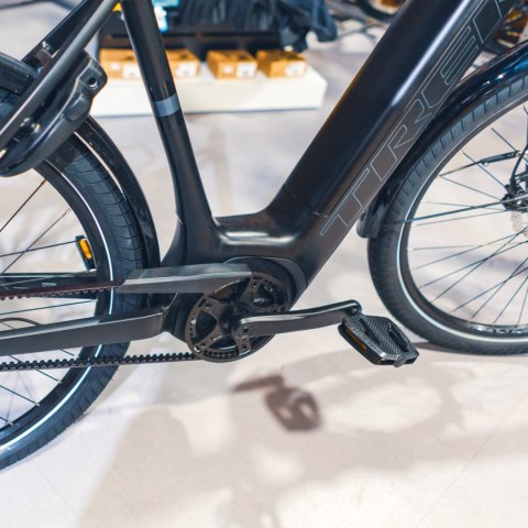 Trek District + 4 Trek Black Satin o niskim przekroku 545 WH 2026 (L)