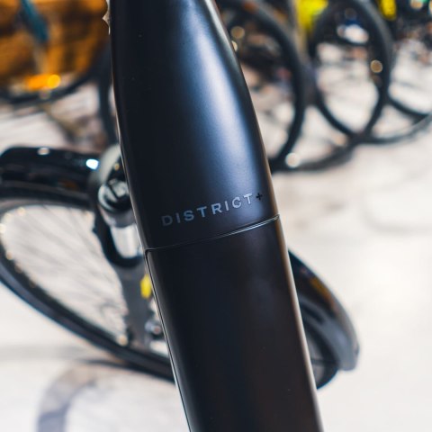 Trek District + 4 Trek Black Satin o niskim przekroku 545 WH 2026 (L)