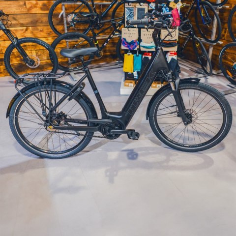 Trek District + 4 Trek Black Satin o niskim przekroku 545 WH 2026 (L)