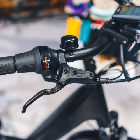 Trek District + 4 Trek Black Satin o niskim przekroku 545 WH 2026 (L)