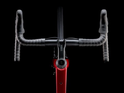 Trek Domane Al 2 Generacja 4 Crimson to Dark Carmine Fade 2026 (52)